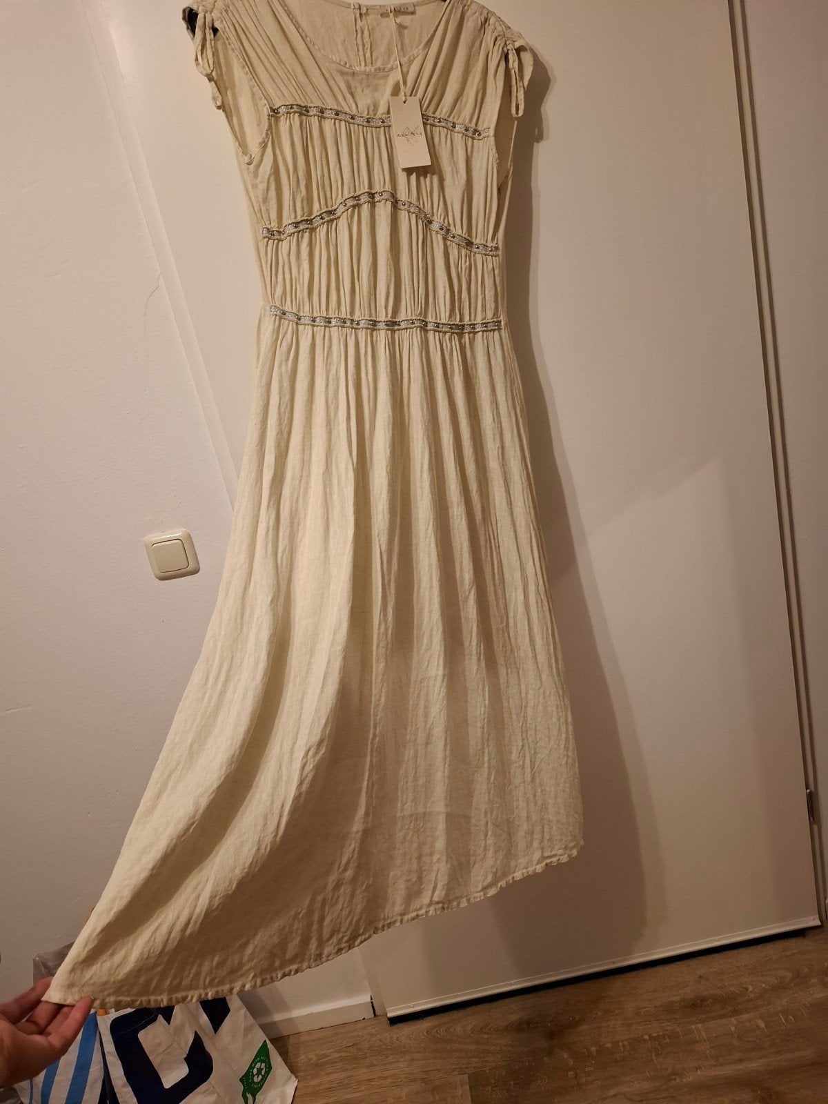 Prachtige lange linnen zomerjurk van kikisix maat M. NIEUW!, Maat 38/40 (M), Beige, Nieuw, Ophalen of Verzenden