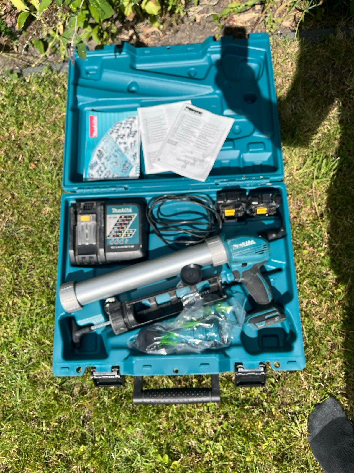 Makita DCG140 accu kitspuit set met 2x 14.4V accu en lader, Doe-het-zelf en Verbouw, Gereedschap | Handgereedschap, Ophalen of Verzenden