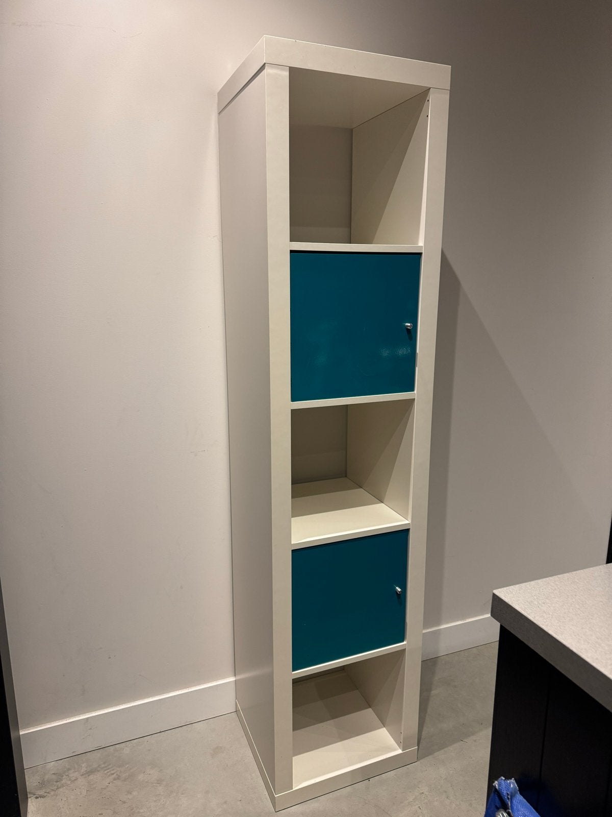 Hoge IKEA vakkenkast met 2 deuren - Gebruikt maar netjes, Huis en Inrichting, Overige materialen, Minder dan 50 cm, Gebruikt, 200 cm of meer