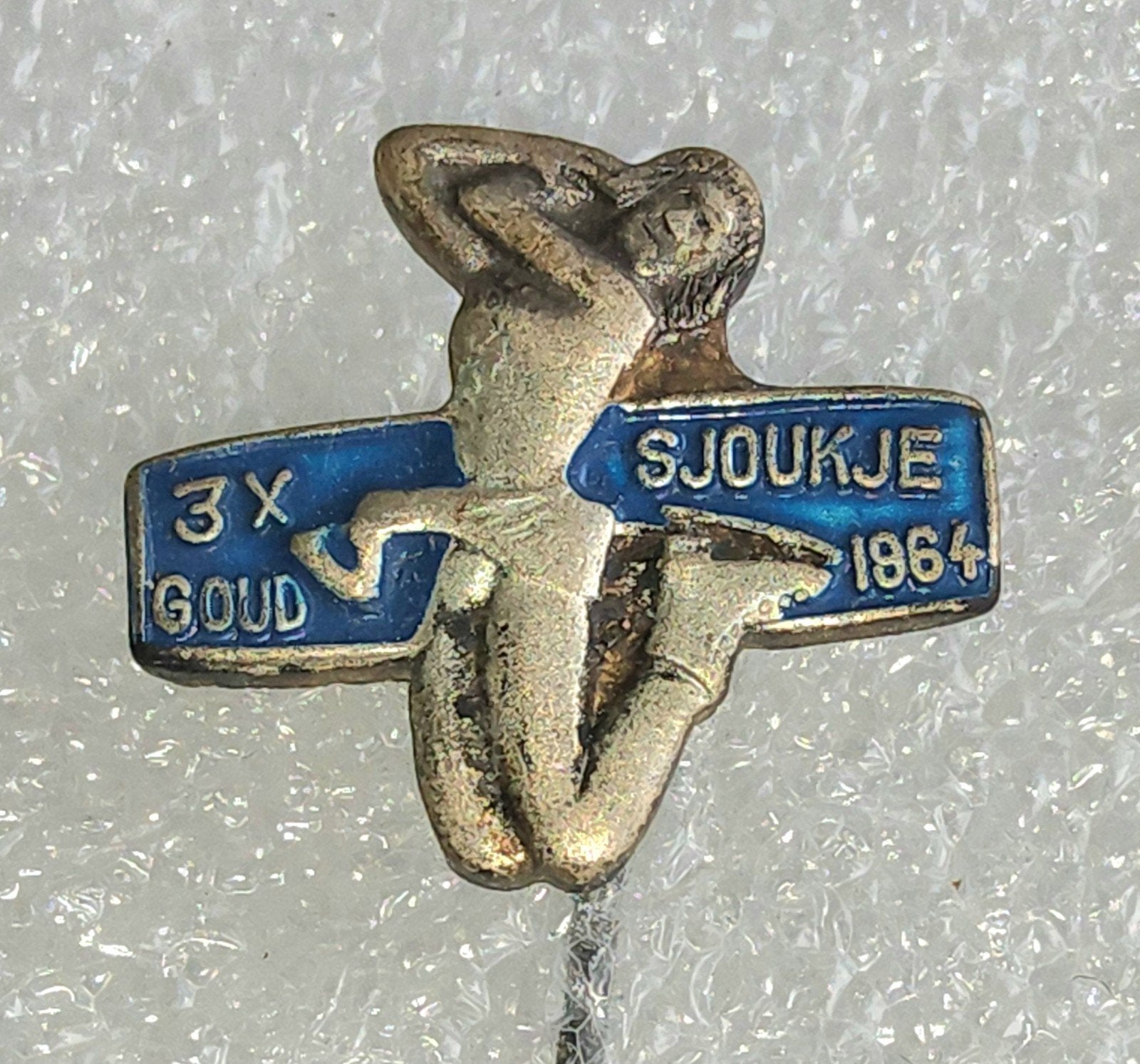 Speldje 3X Goud Sjoukje Dijkstra 1964 Schaatsen, Verzamelen, Speldjes, Pins en Buttons, Ophalen of Verzenden, Gebruikt, Overige onderwerpen
