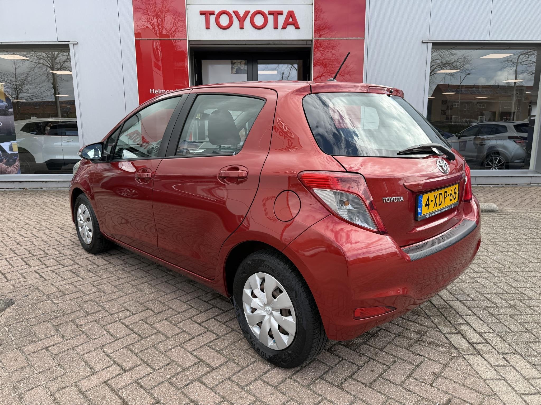 Toyota Yaris 1.0 VVT-i Now | All-wheather banden | Dealer on, Auto's, Gebruikt, Origineel Nederlands, Bedrijf, Handgeschakeld