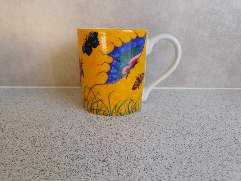 Mok 9x8 cm. Geel Vlinders Könitz, Ophalen of Verzenden, Zo goed als nieuw, Overige stijlen, Kop(pen) en/of Schotel(s)