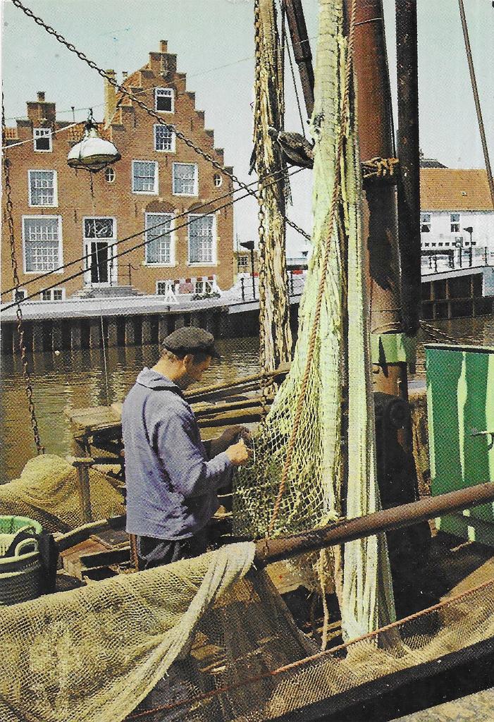 AK Harlingen - Vissersboot met oude gevel, Zuiderhaven, Verzenden, 1960 tot 1980, Ongelopen, Friesland