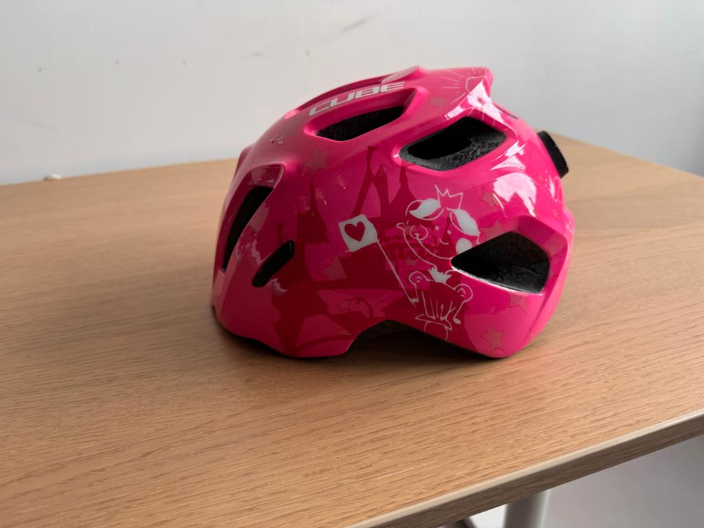 Cube kinder fietshelm roze - Zo goed als nieuw, Fietsen en Brommers, Fietsaccessoires | Fietshelmen, Ophalen of Verzenden, Zo goed als nieuw