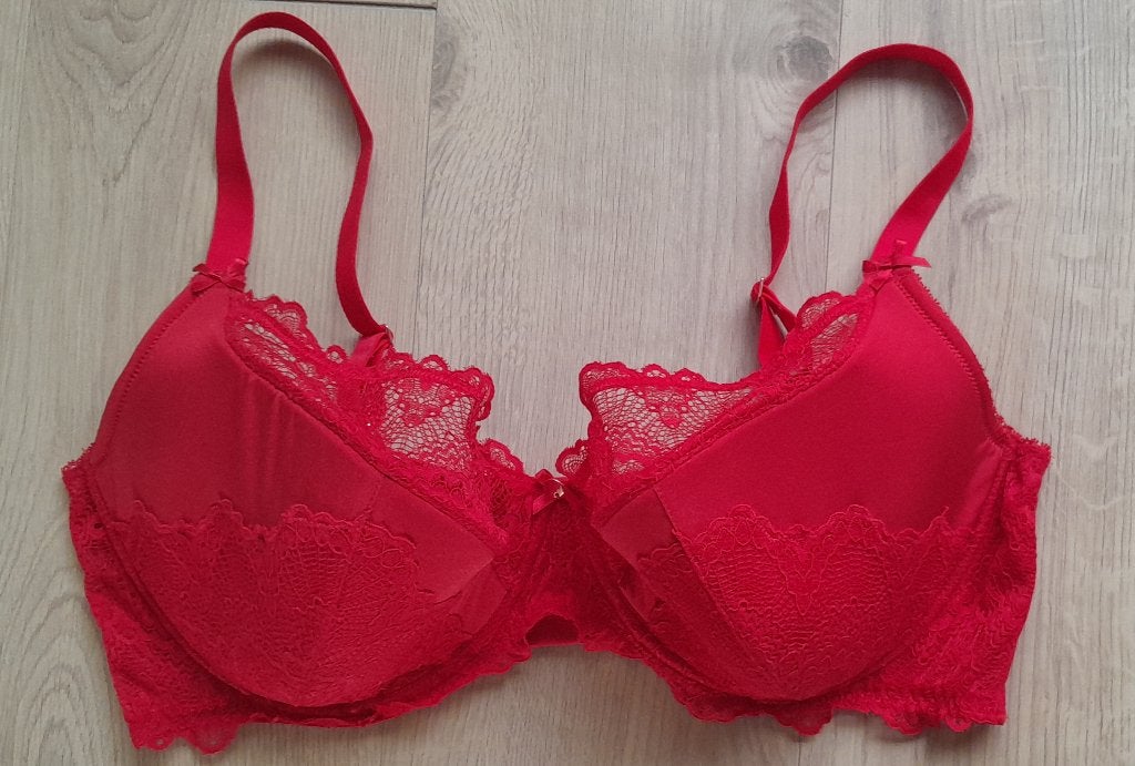 Rode bh met vulling - maat 100G. In nieuwstaat!!, Kleding | Dames, Ondergoed en Lingerie, Ophalen of Verzenden, Rood, BH