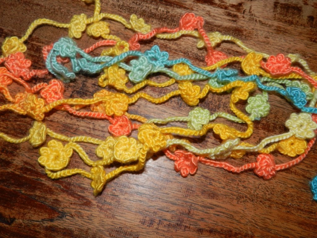 Vrolijke handgehaakte bloemenketting/bloemenslinger., Verzenden, Nieuw, Overige kleuren, Overige materialen