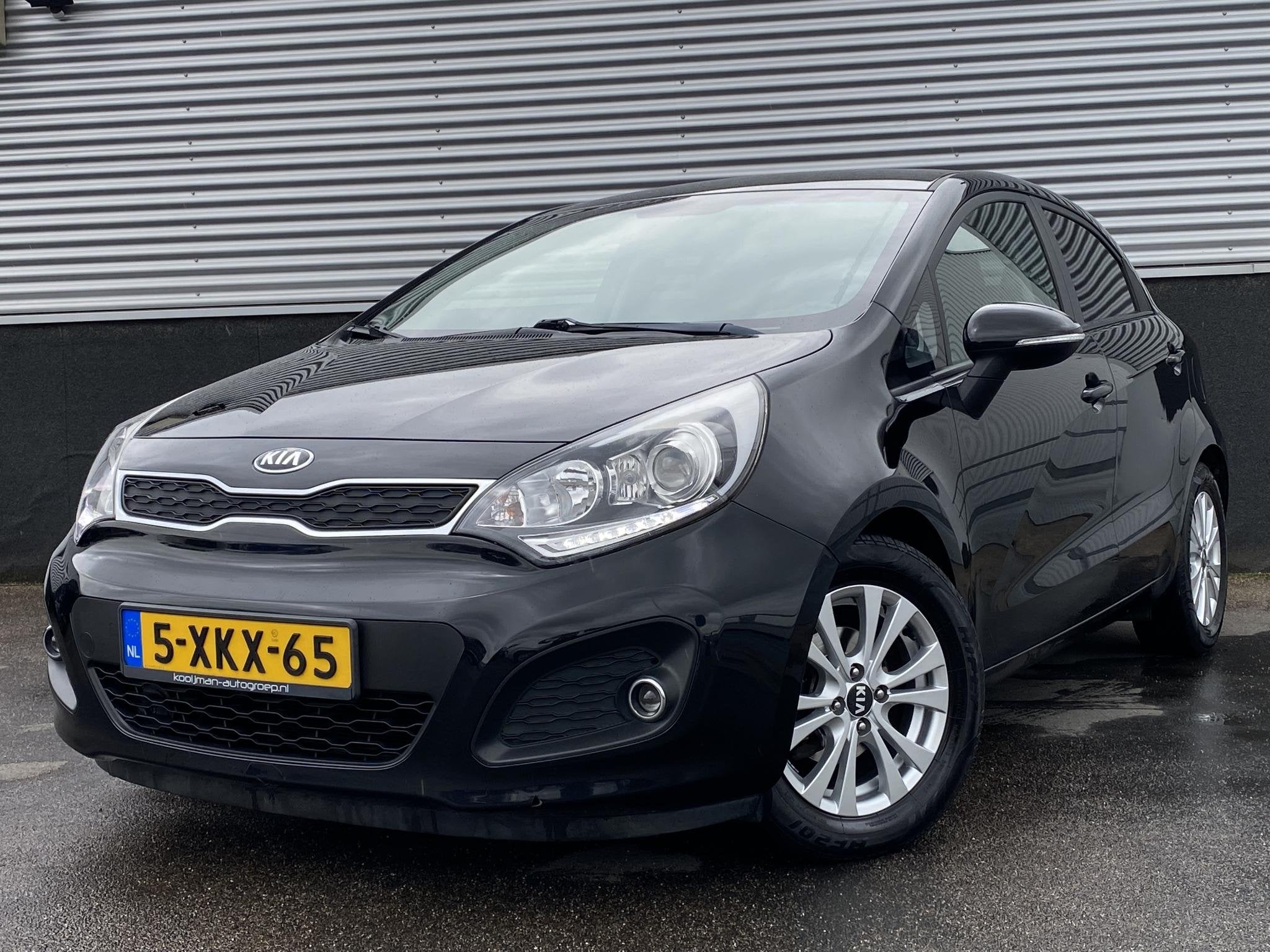 Kia Rio 1.2 CVVT World Cup Edition Nieuw geleverd en dealero, 4 cilinders, Zwart, Origineel Nederlands, Handgeschakeld