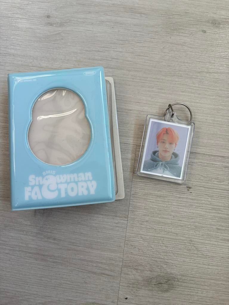 Ateez snowman factory photocard boekje + wooyeong sleutelhan, Ophalen of Verzenden, Zo goed als nieuw, Foto of Kaart
