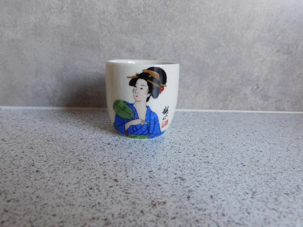Sake kopje 60 ml. Japans Geisha Blauwe Kimono Groen Veer, Ophalen of Verzenden