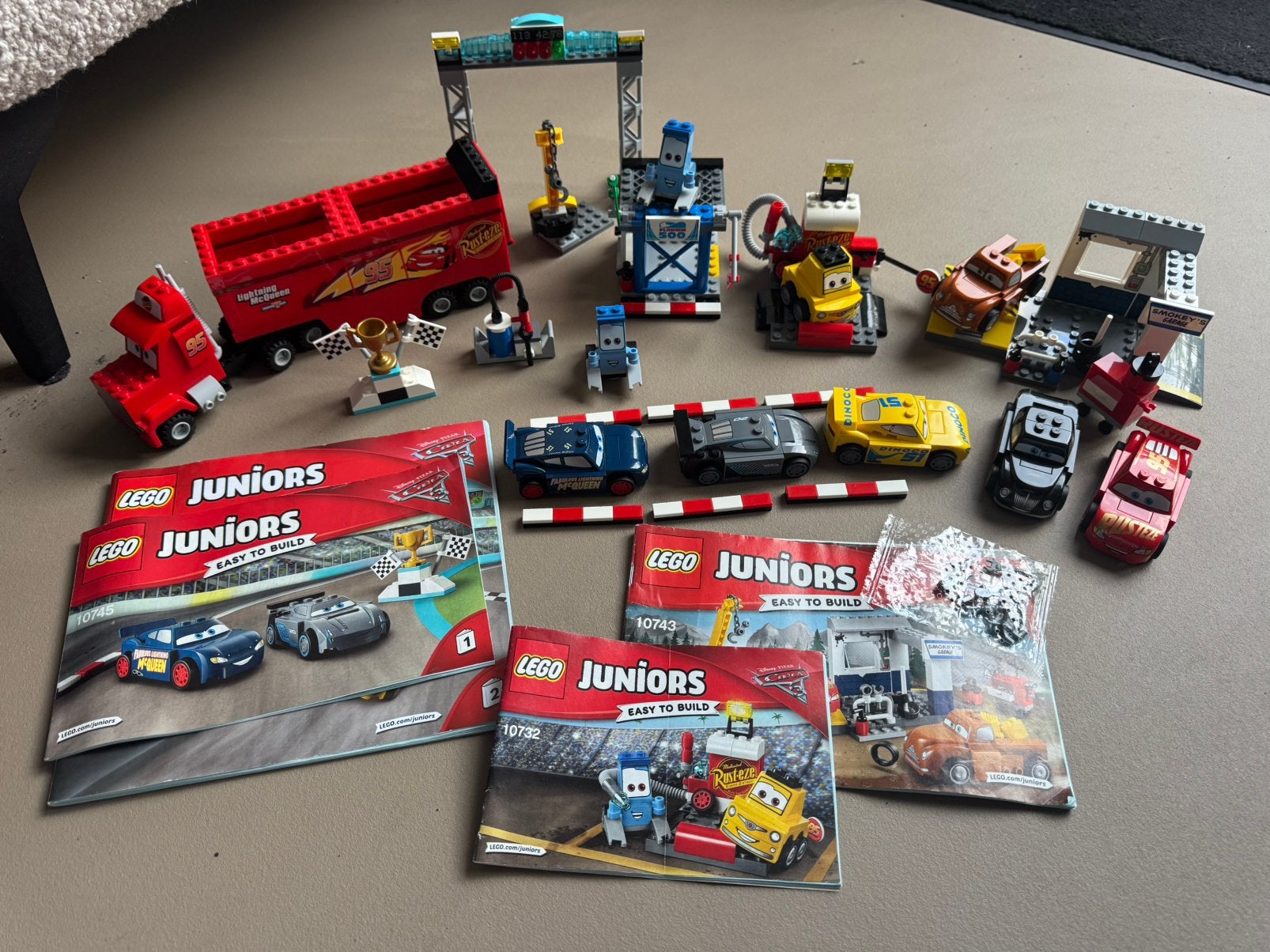 Lego junior Cars 3 sets compleet met boekjes, Kinderen en Baby's, Ophalen of Verzenden, Zo goed als nieuw