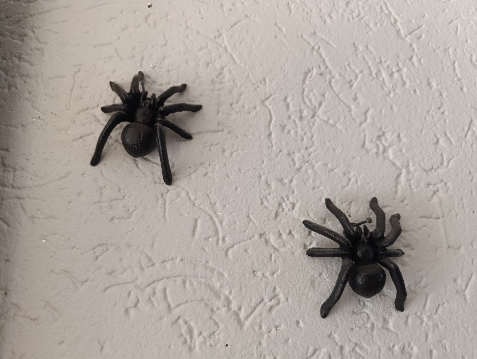 2 Decoratieve ijzeren spinnen - Halloween decoratie, Overige stijlen, Ophalen of Verzenden, Metaal, Gebruikt