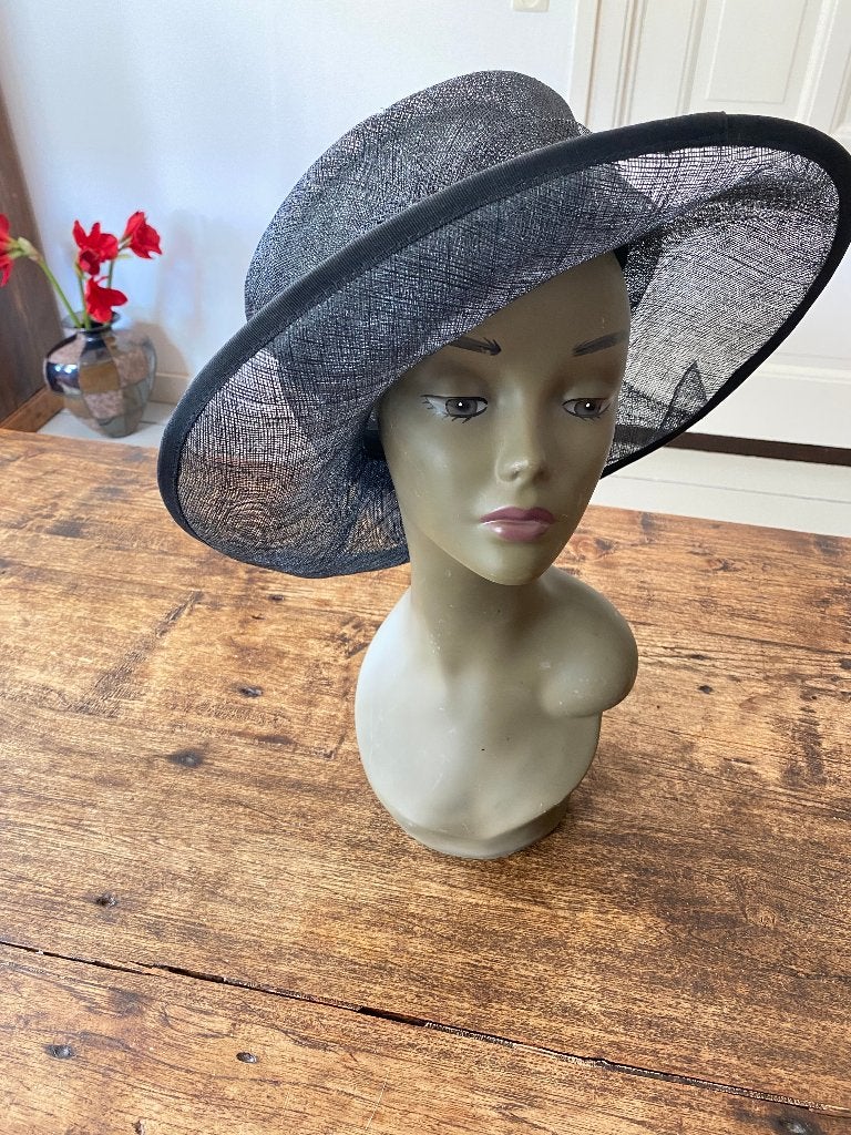 Hoed - zwart sisal - brede rand van sisal met strik, Kleding | Dames, Ophalen of Verzenden, Zo goed als nieuw, 56 of 57 cm (M, 7 of 7⅛ inch)