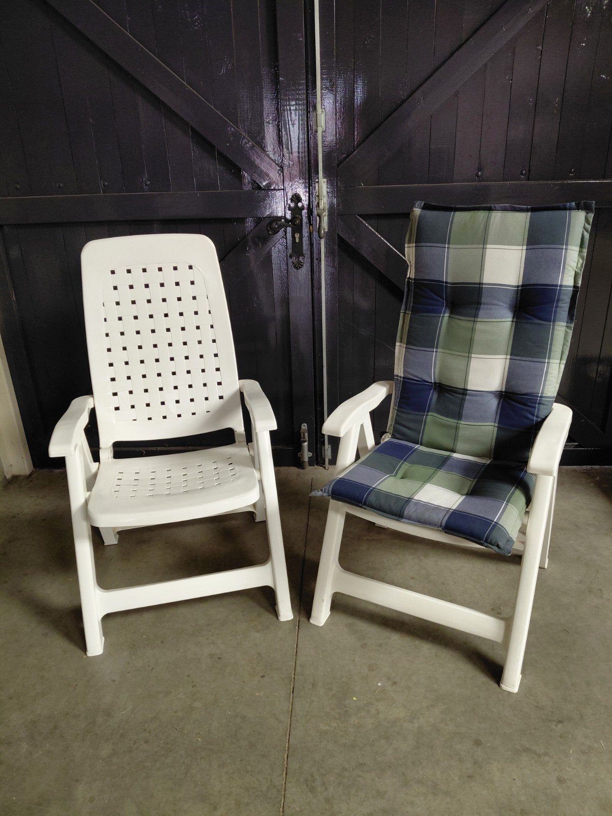 2 kunststof witte tuinstoelen met tuinkussen, Ophalen, Gebruikt, Kunststof, Inklapbaar