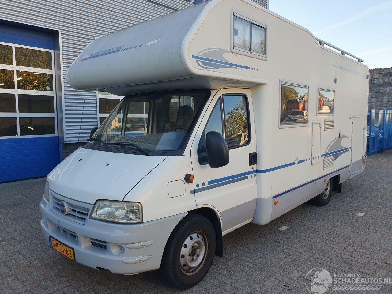Adria Adria Camper 660 coral 2004 (bj 2004), Caravans en Kamperen, Elektrische ramen, Adria, Achteruitrijcamera, Handgeschakeld
