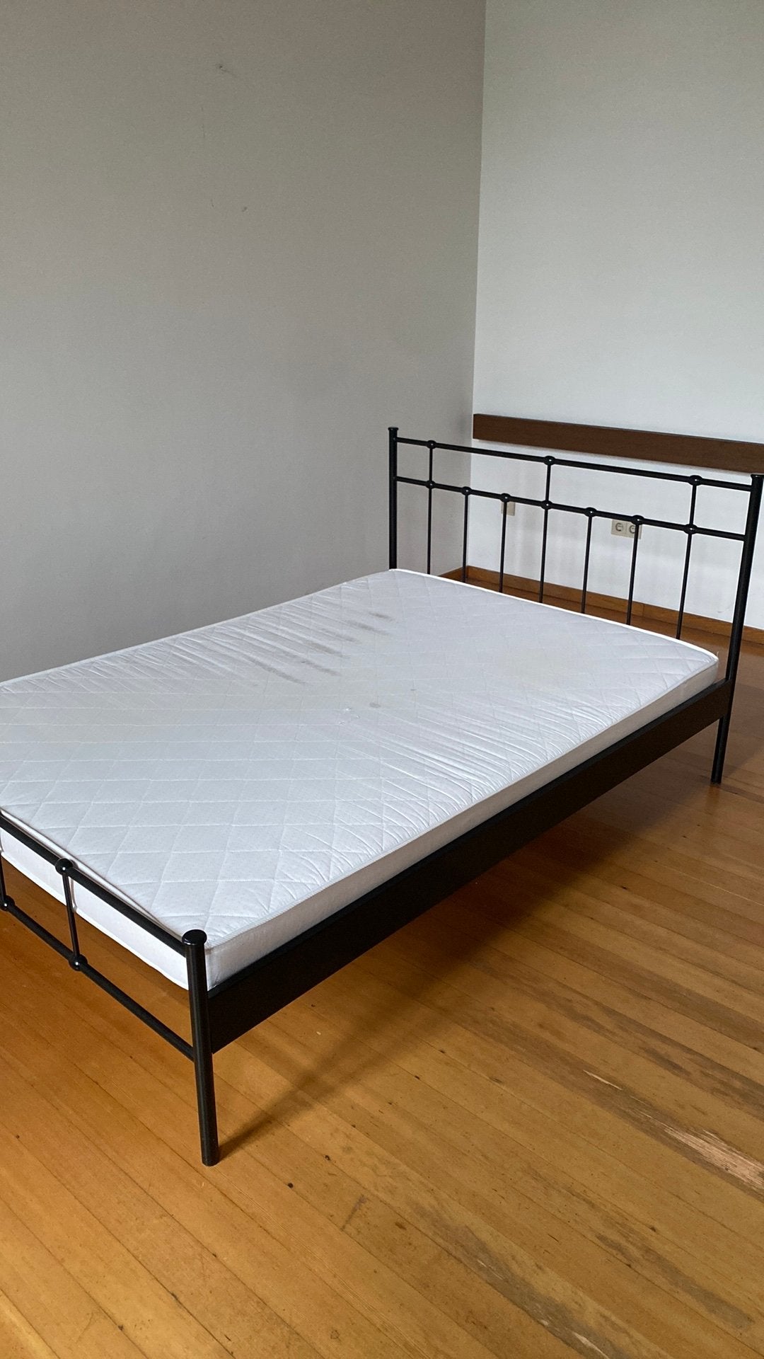 Bed 140x200 cm + frame + matras, Ophalen, Gebruikt, Zwart, Tweepersoons