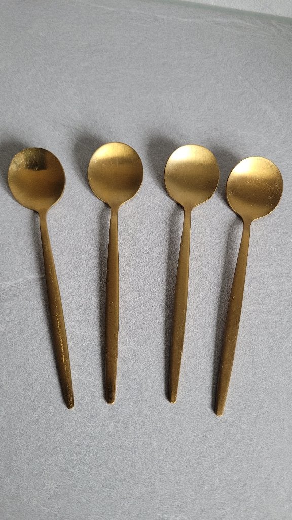 4 goudkleurige lepeltjes. De lepeltjes zijn 13cm lang, Huis en Inrichting, Theelepel, Overige materialen, Los bestek, Ophalen of Verzenden