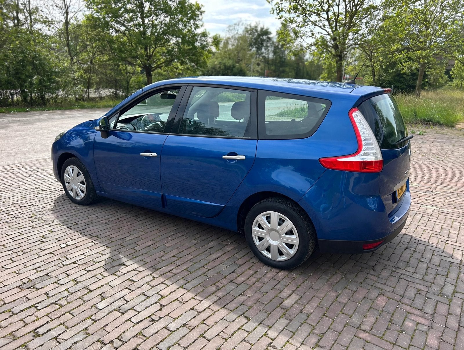 Foto 8 van Renault Grand Scenic 1.4 TCE 7P 2010 Blauw