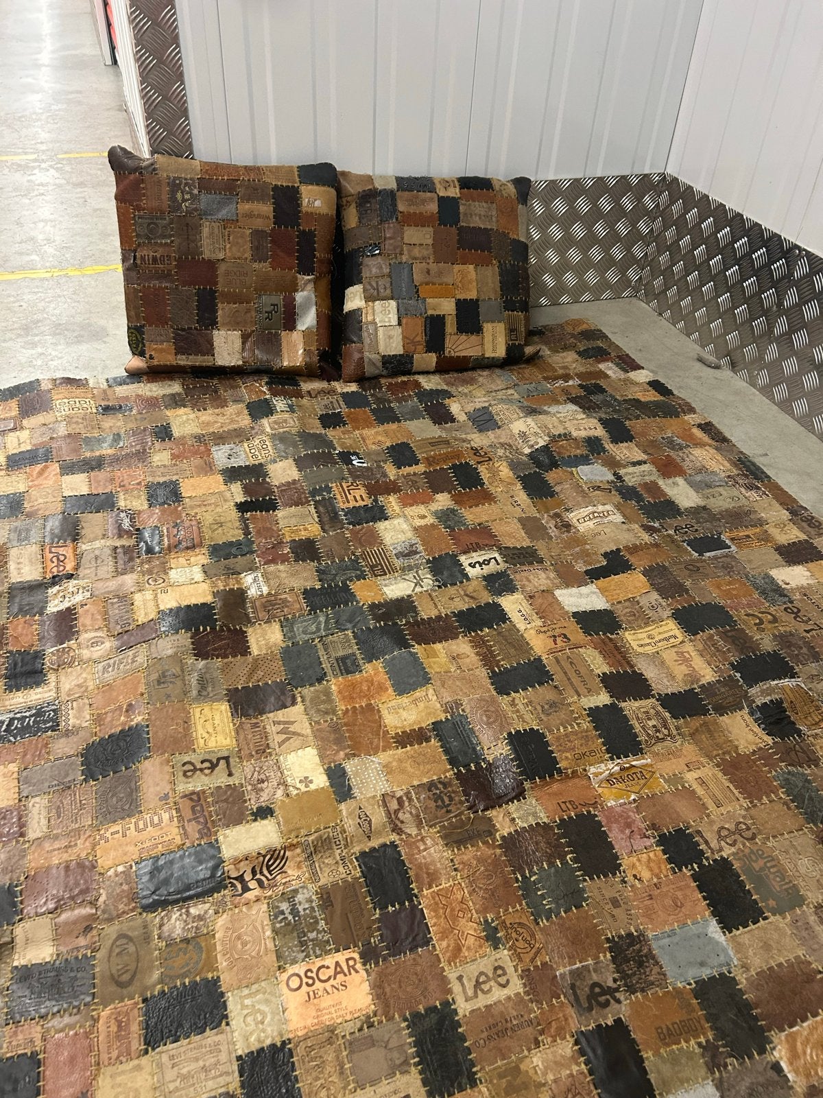 Kleed met 2 kussens - Patchwork design, Ophalen, Gebruikt, 100 tot 150 cm, Bruin
