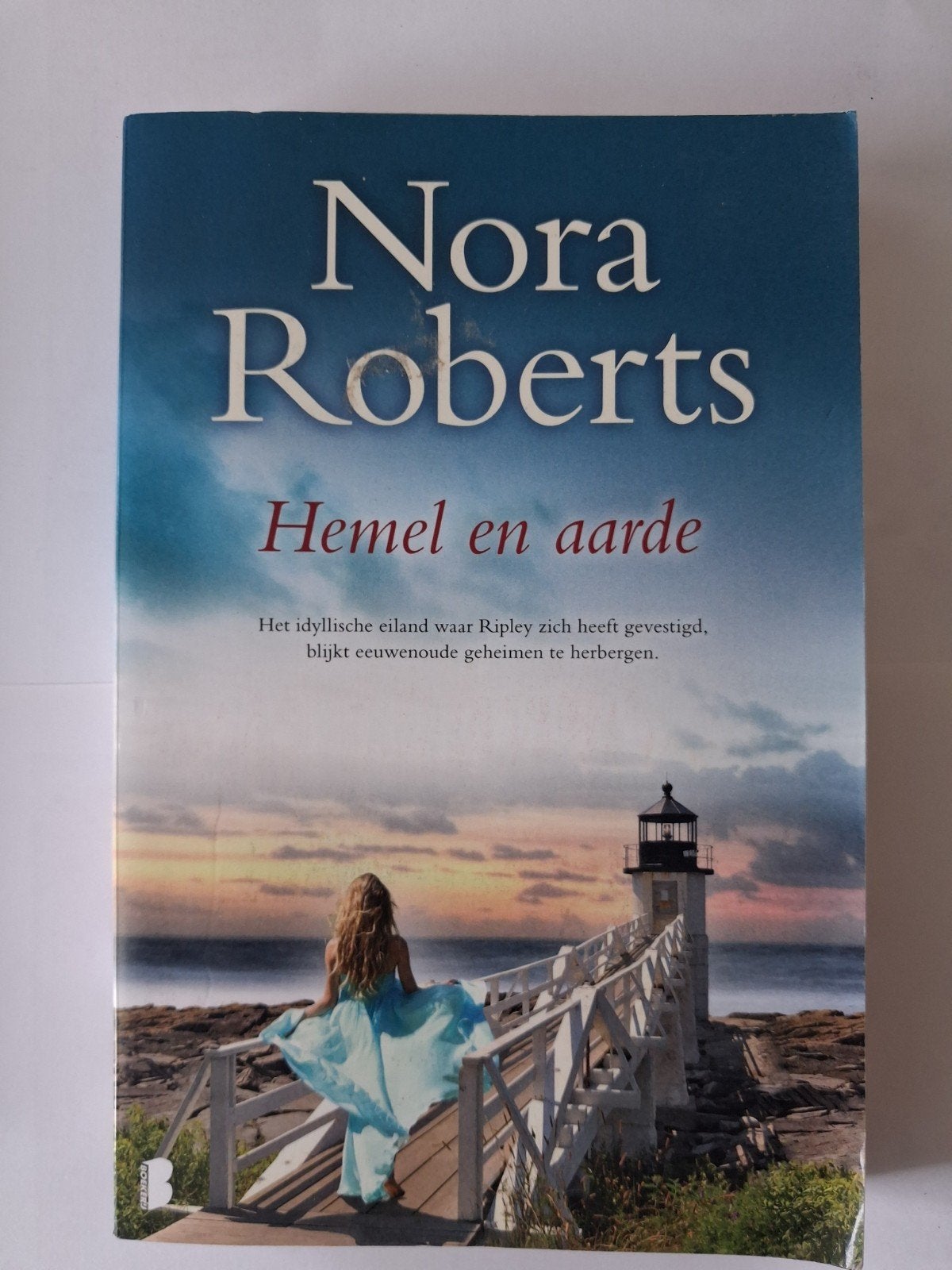 Nora Roberts - Hemel en aarde, Ophalen of Verzenden, Gelezen, Nora Roberts