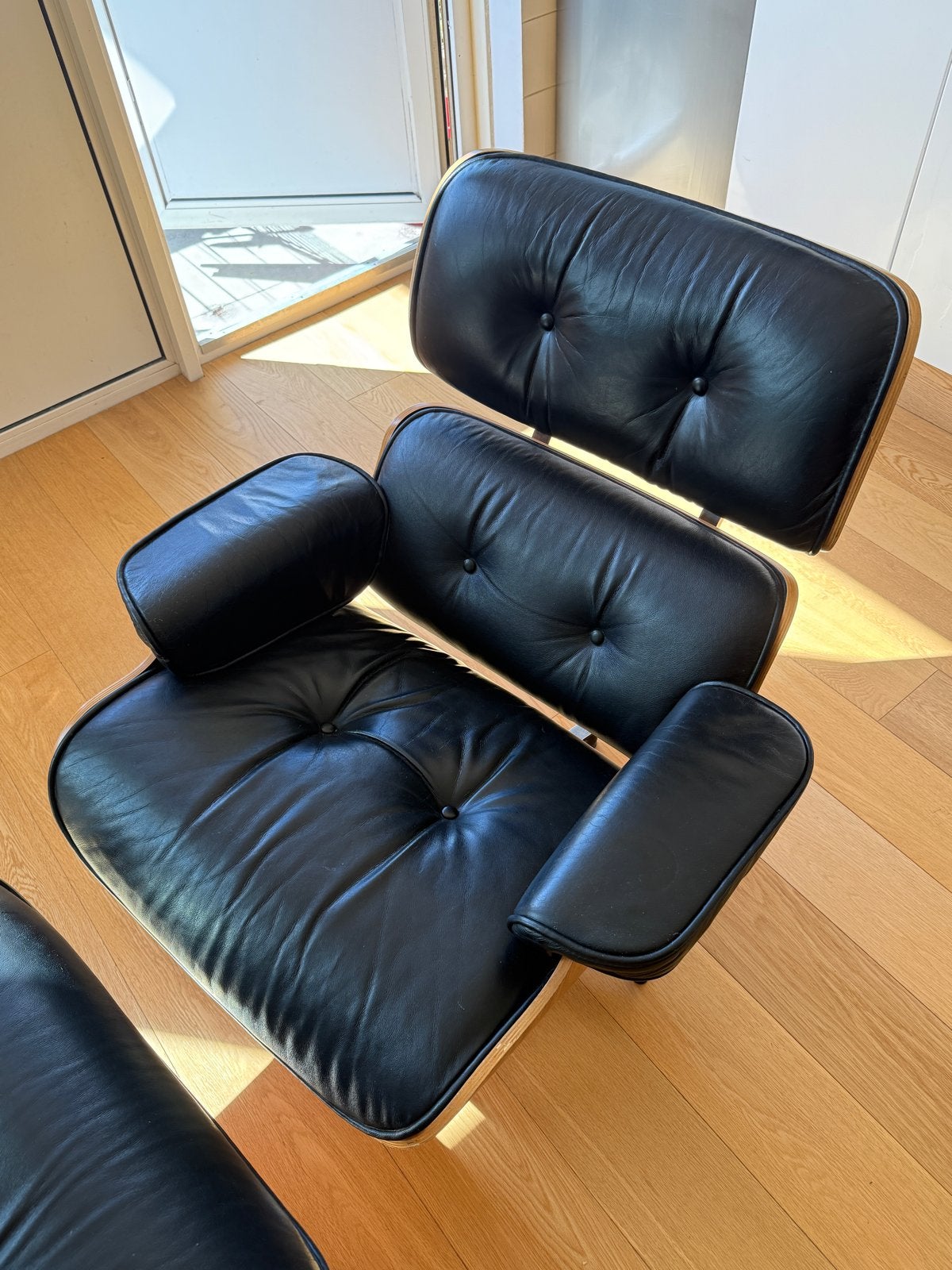 Eames Lounge Chair en Ottoman - Zwart Leer - Design, Ophalen of Verzenden, Zo goed als nieuw, Hout, 75 tot 100 cm