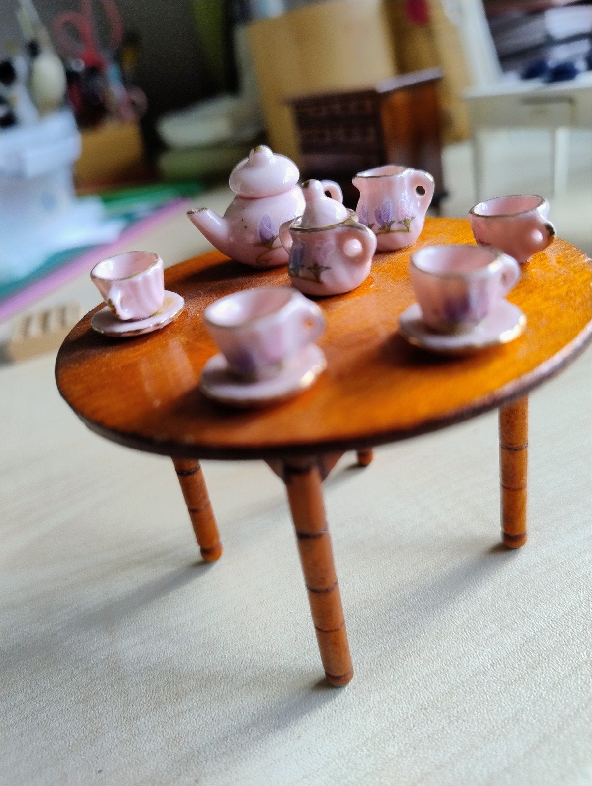 Poppenhuis tafel met porseleinen koffieservies 1:12, Verzamelen, Ophalen of Verzenden