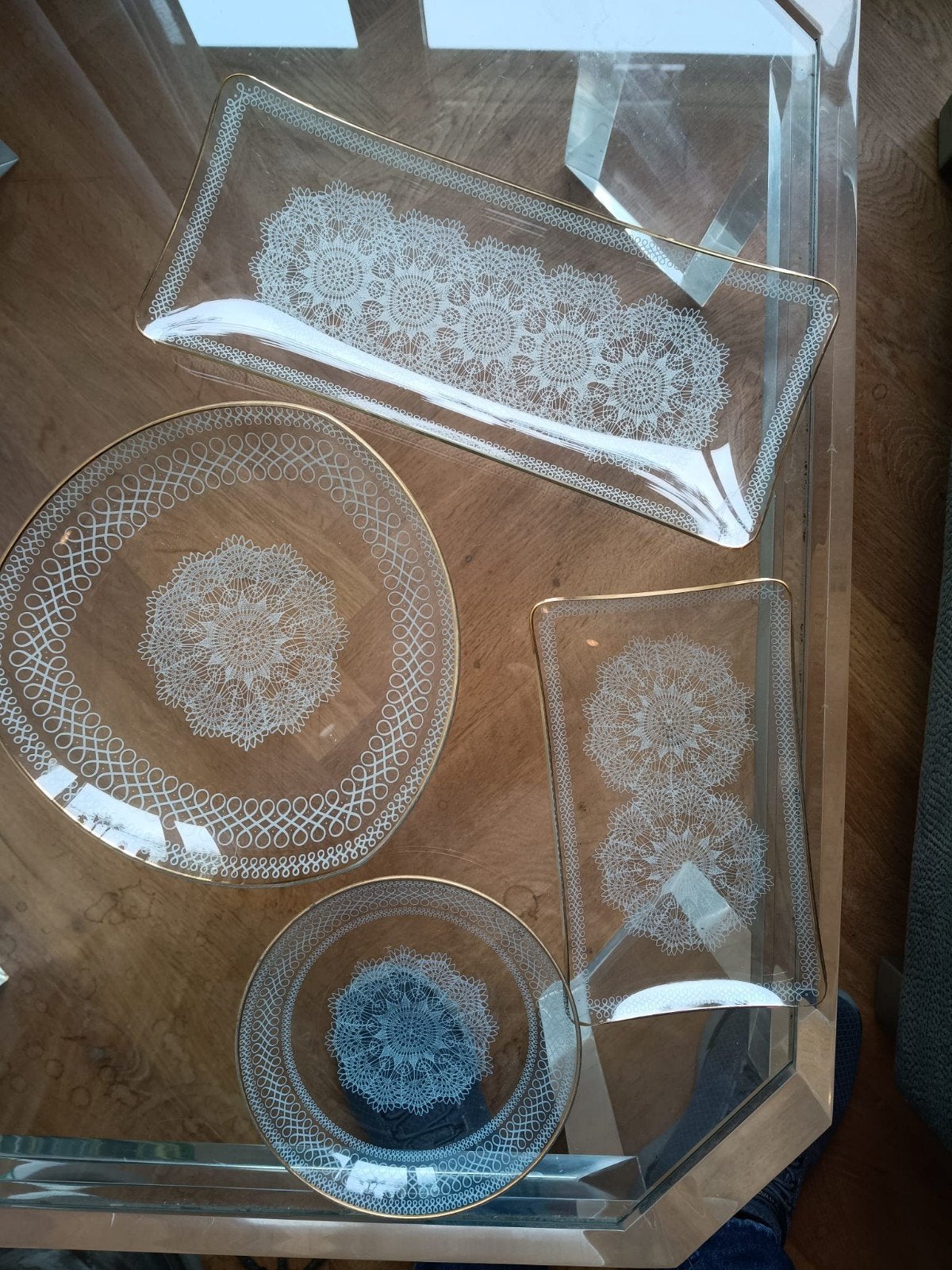 Glazen schalen en dienbladen met gouden rand en kantpatroon, Ophalen, Klassiek, Glas, Schaal of Schalen