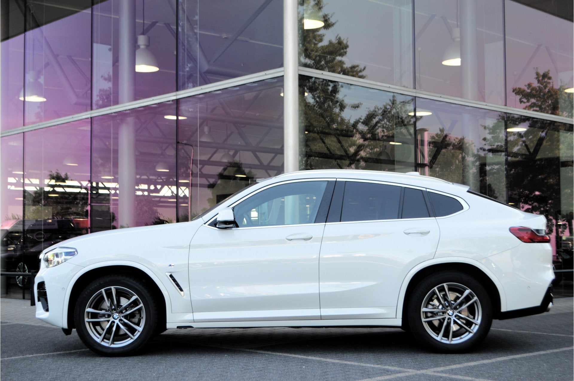 BMW X4 xDrive20i Automaat / Panoramadak / Trekhaak / Sportst, Gebruikt, 4 cilinders, Met garantie (alle), Leder en Stof