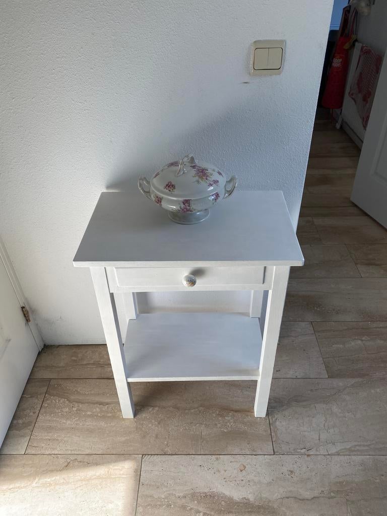 Oud wit tafeltje opgeknapt, Gebruikt, 50 tot 100 cm, Ophalen of Verzenden, 25 tot 50 cm
