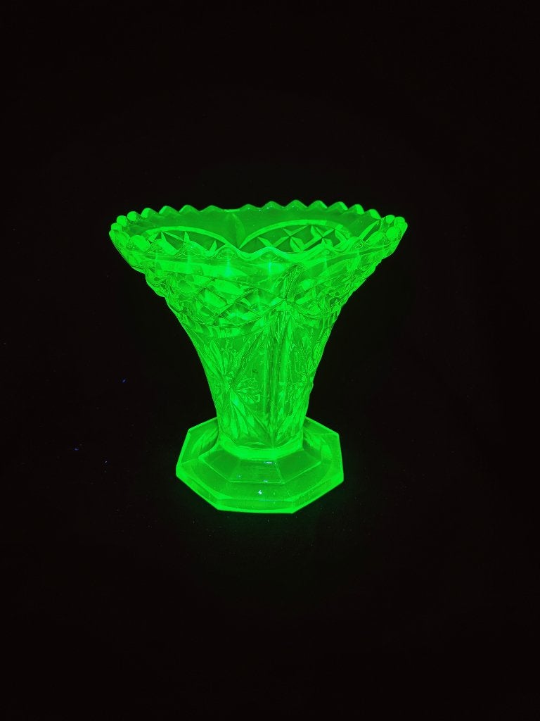 Uraniumglas vaas annagroen, Antiek en Kunst, Ophalen of Verzenden