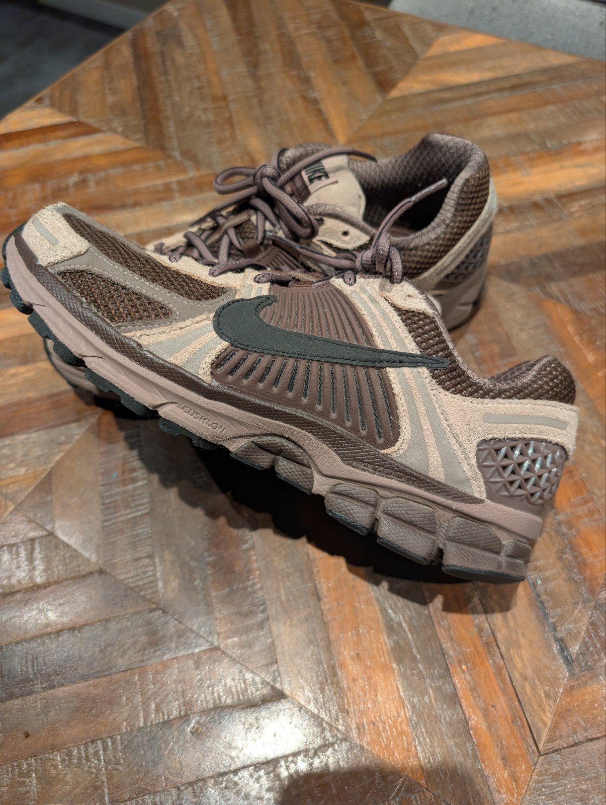 Nike Zoom Vomero 5 Plum Eclipse - Maat 42 - Nieuw, Ophalen, Bruin, Nike, Sneakers of Gympen