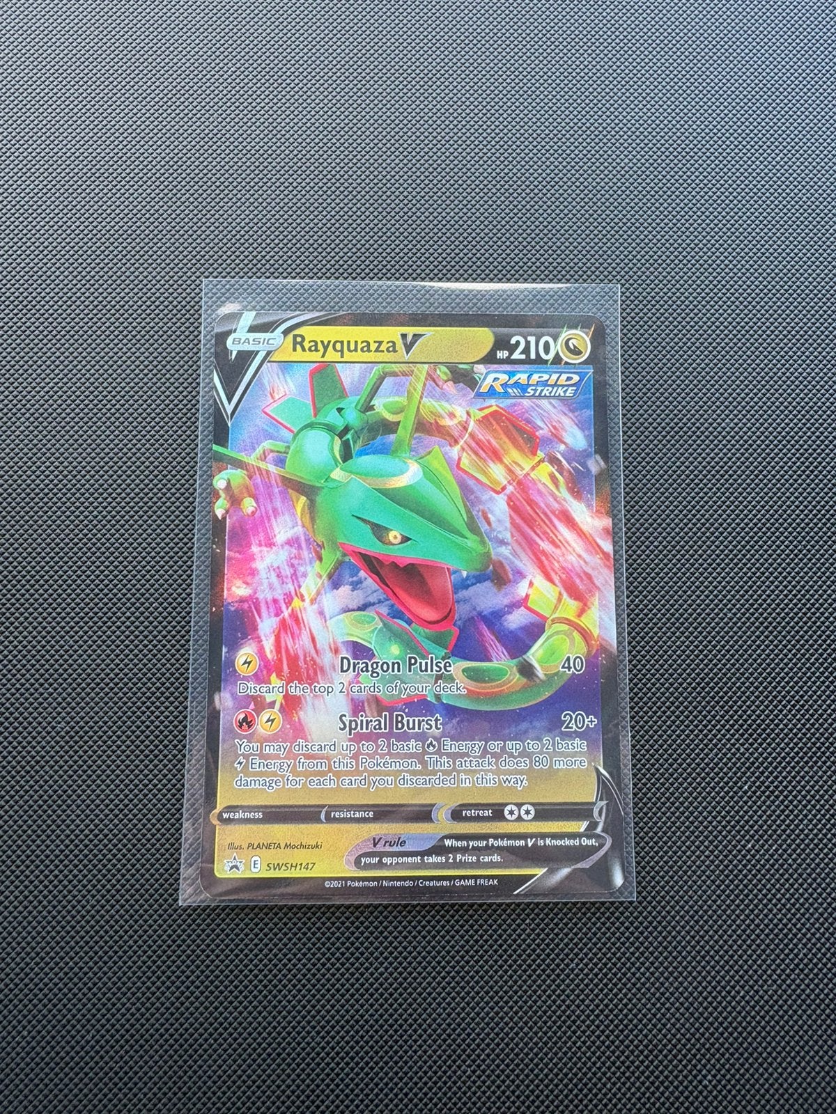 Rayquaza V SWSH147 Black Star Promo, Ophalen of Verzenden, Nieuw, Losse kaart