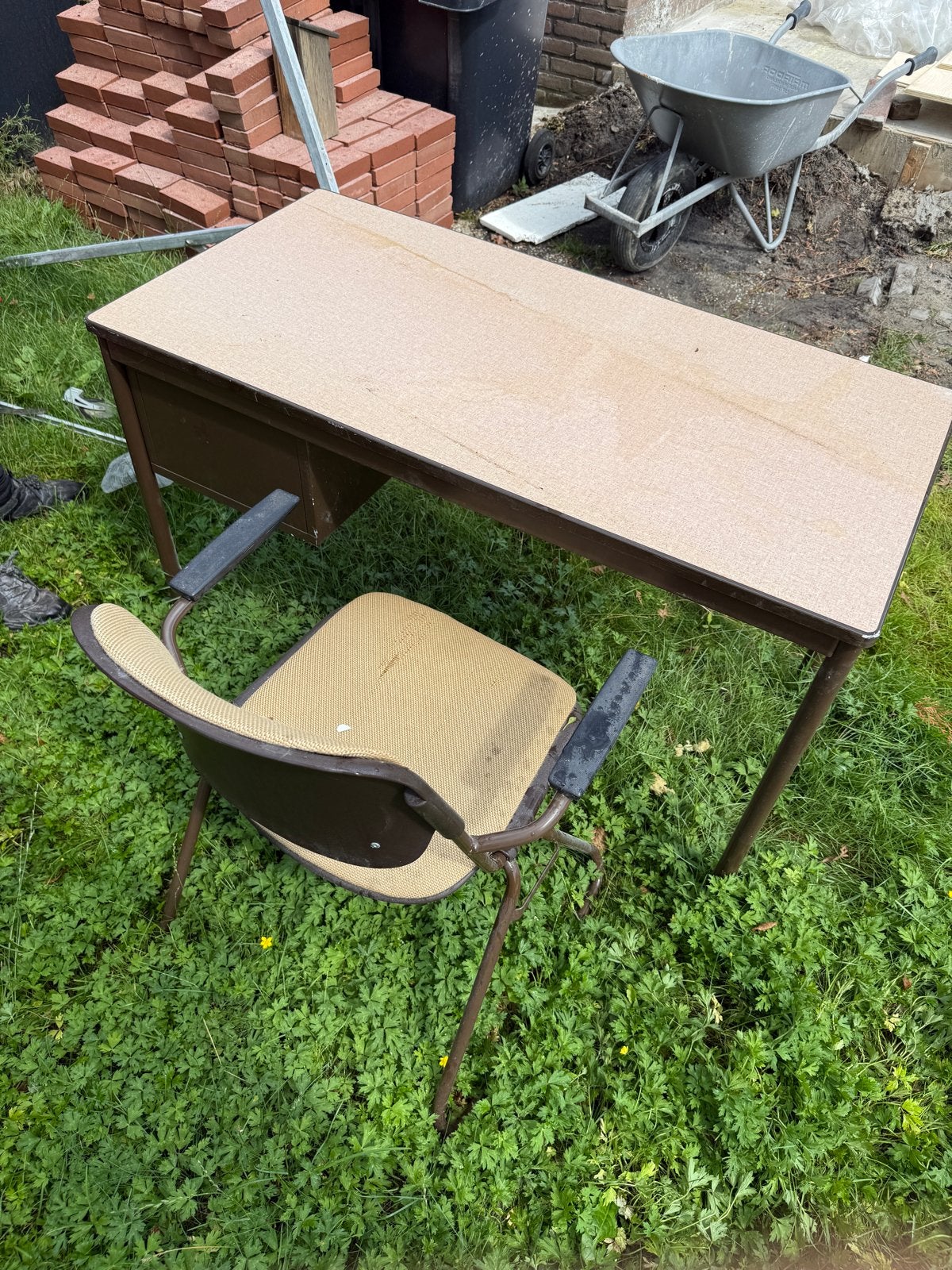 Vintage bruin bureau met lades en stoel, Huis en Inrichting, Bureaus, Ophalen, Overige typen, Gebruikt, Met lades