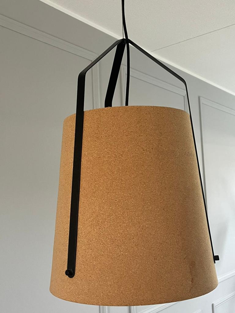 Mooie hanglamp met gouden binnenkant en zwarte snoer, Huis en Inrichting, Lampen | Hanglampen, Ophalen of Verzenden, Zo goed als nieuw