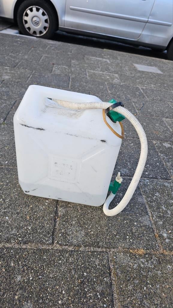 Witte jerrycan met slang, Ophalen of Verzenden