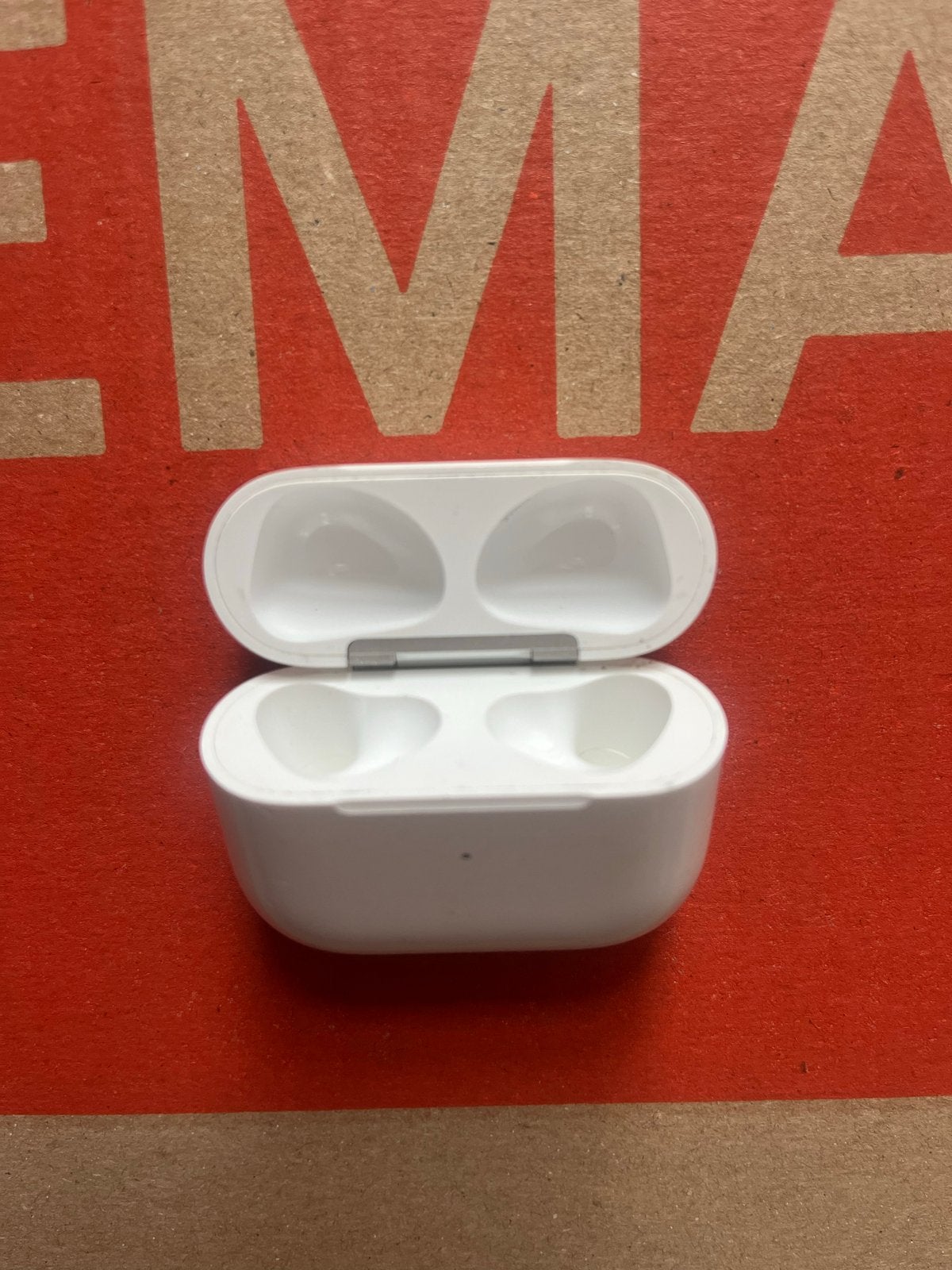 Originele AirPods oplaadcase Apple 3e generatie, Ophalen of Verzenden, Zo goed als nieuw, Overige typen, Apple