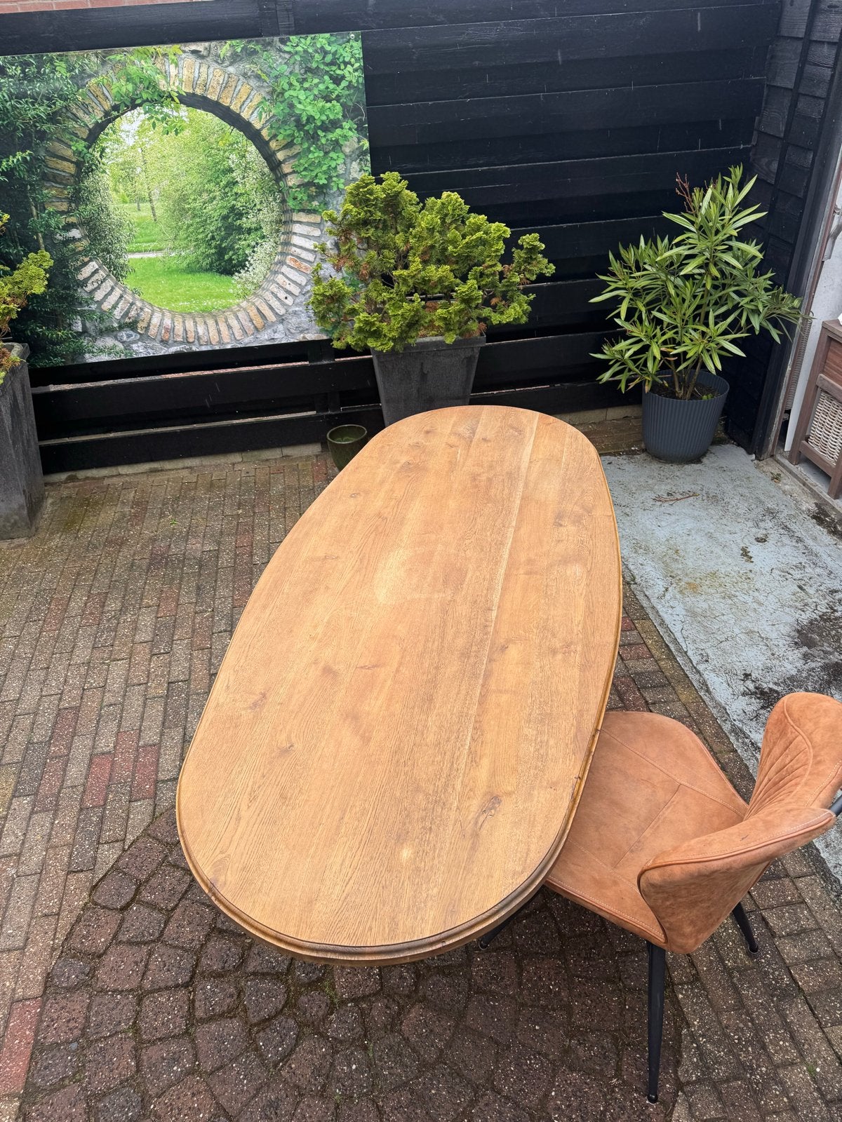 Ovale eikenhouten tafel met metalen onderstel, Gebruikt, Eikenhout, 150 tot 200 cm, Vier personen