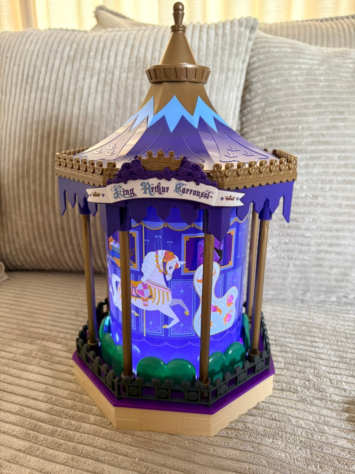 Disney parks anaheim carrousel magic key popcorn Bucket, Verzamelen, Disney, Ophalen of Verzenden, Overige figuren, Zo goed als nieuw