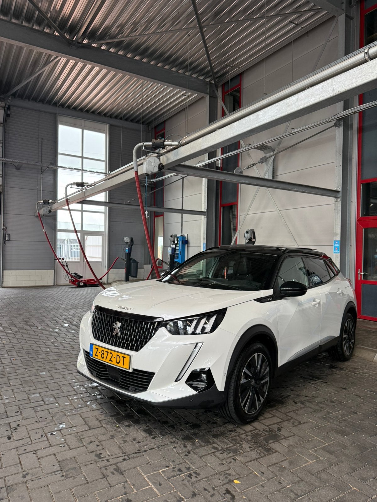 Foto 4 van Peugeot 2008 GT LINE 1.2 156pk Eat8 Pano/3D/Carplay/Keyless