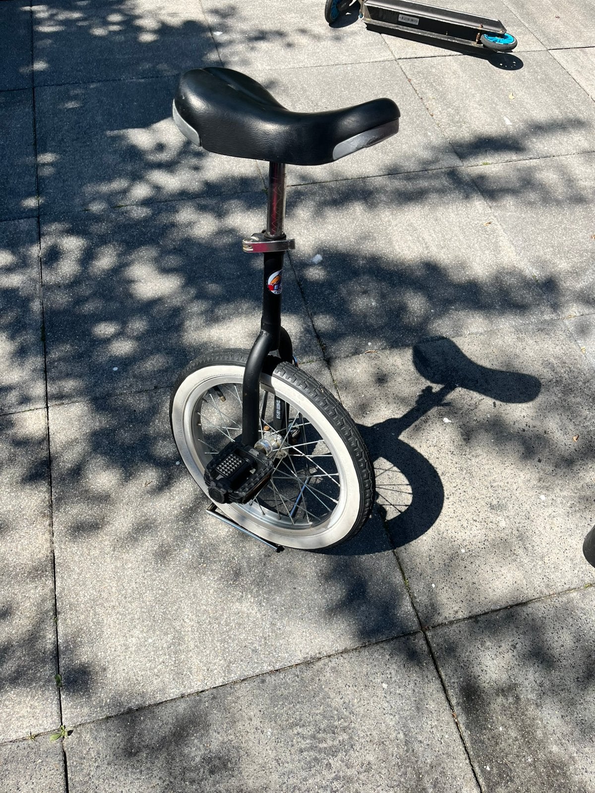 Eenwieler 16 inch – perfecte staat – zwart/zilver, Ophalen of Verzenden, Zo goed als nieuw