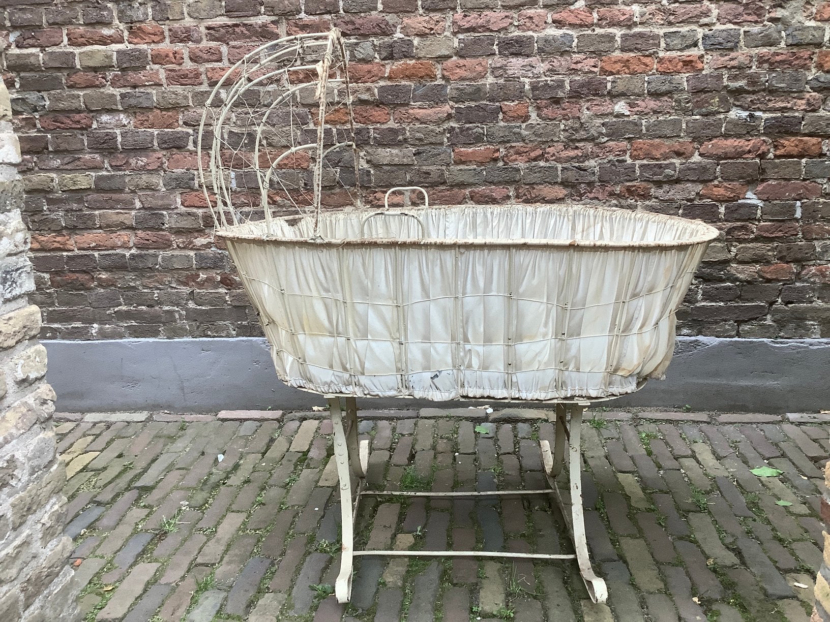 Antieke wieg (ongeveer 1912), opknapper., Tuin en Terras, Bloembakken en Plantenbakken, Ophalen, Gebruikt, Binnen, Metaal