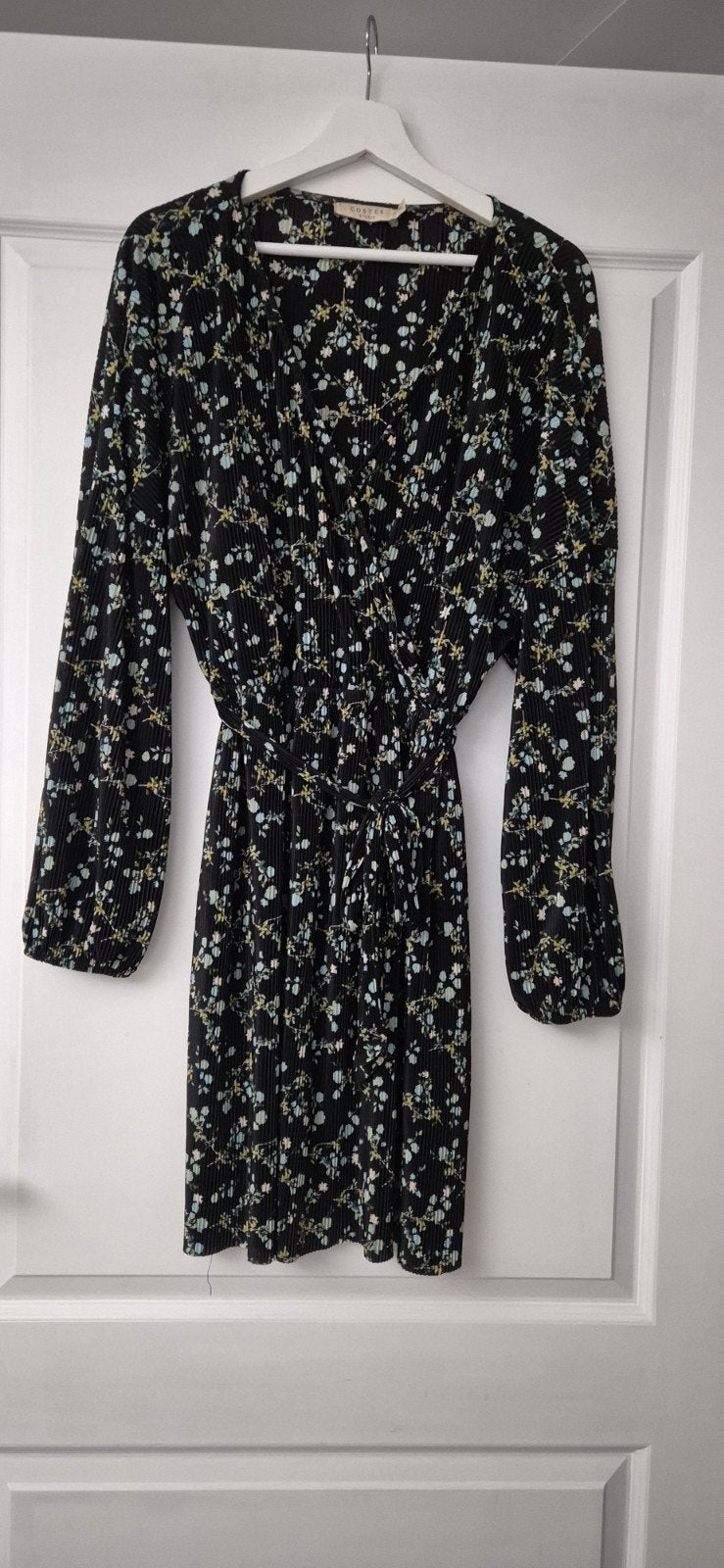 Costes plissejurk zwart met blauwe bloemetjes - Mt 40, Maat 38/40 (M), Zwart, Ophalen of Verzenden, Costes