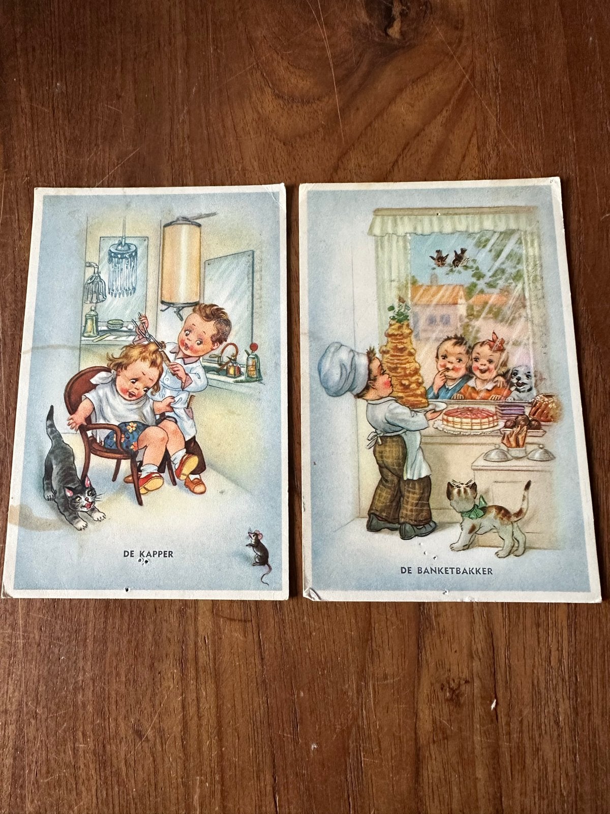 2 Oude Ansichtkaarten: De Kapper & De Banketbakker (1959), Ophalen of Verzenden, 1940 tot 1960, Gelopen, Zuid-Holland