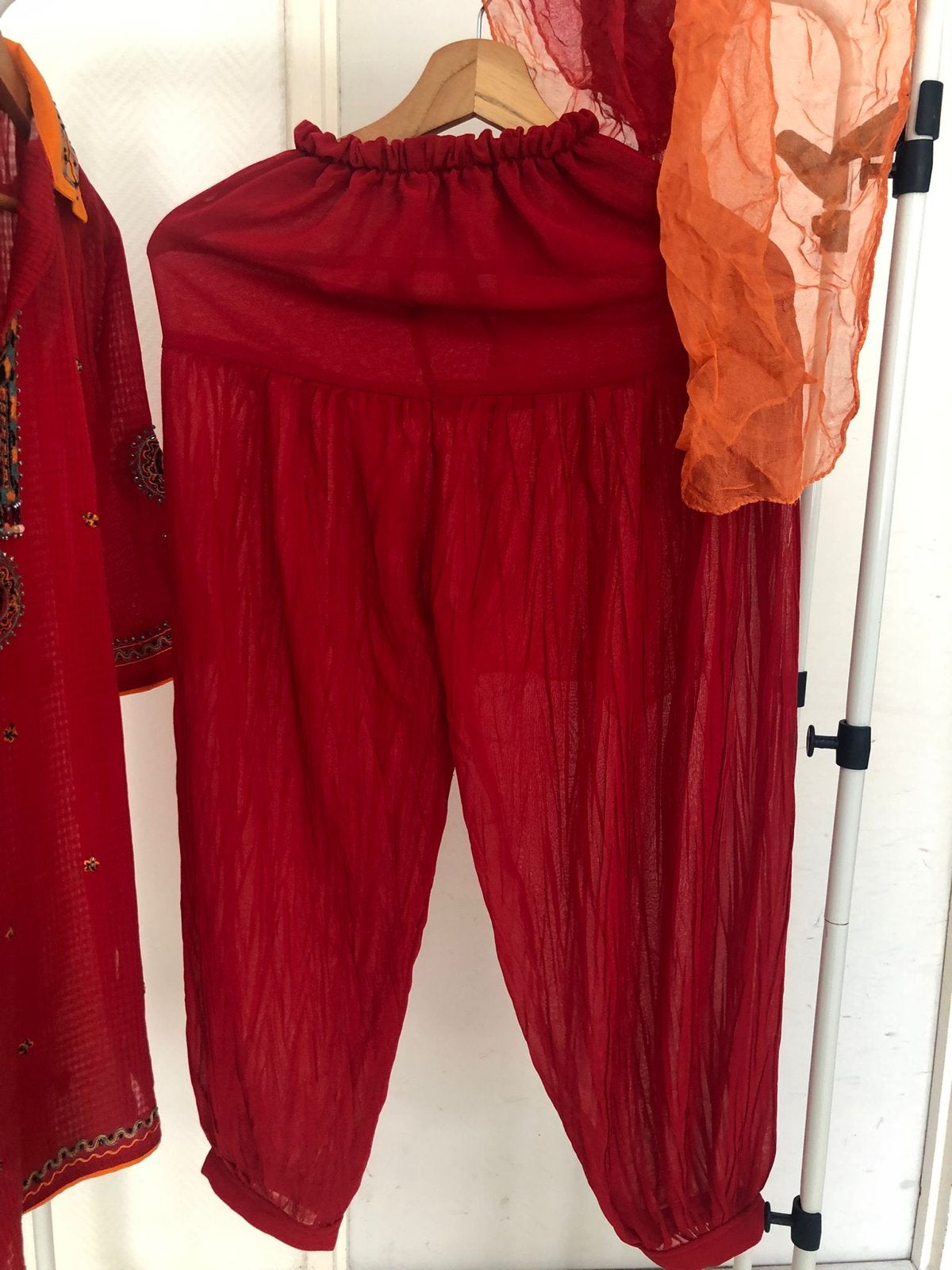 Bollywood Salwar Kameez - Rode Indiase Jurk met Broek en Sja, Ophalen of Verzenden, Gedragen