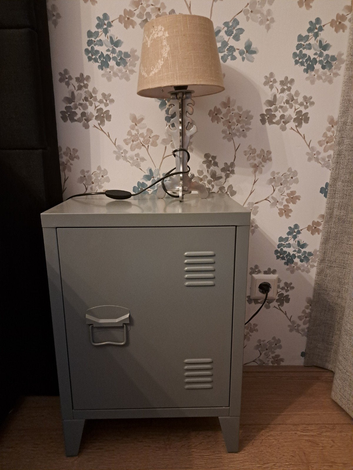 2x Grijs metalen nachtkastje/locker met legplank, Ophalen, Gebruikt, Industrieel, Modern