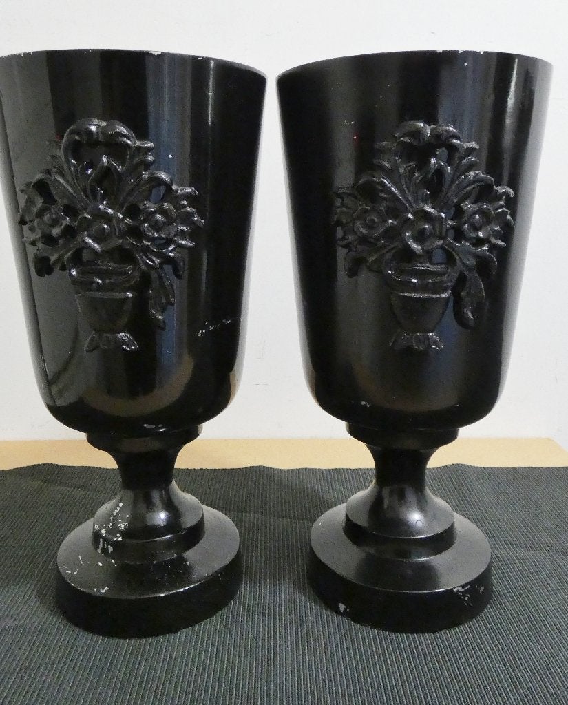 Zwarte aluminium vazen met applicatie [1366], Antiek en Kunst, Ophalen of Verzenden