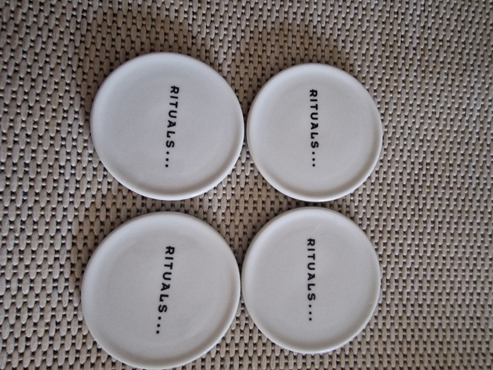 Rituals onderzetters - set van 4, Huis en Inrichting, Ophalen, Gebruikt, Modern, Wit