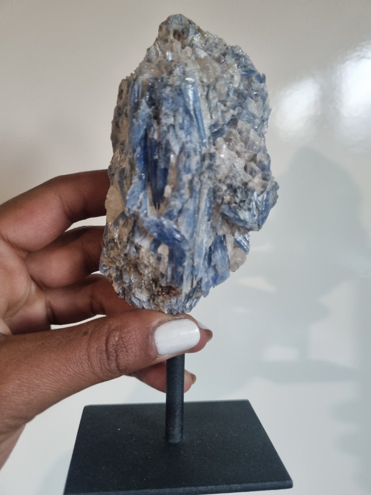 blauwe kyaniet op standaard, Ophalen of Verzenden, Mineraal