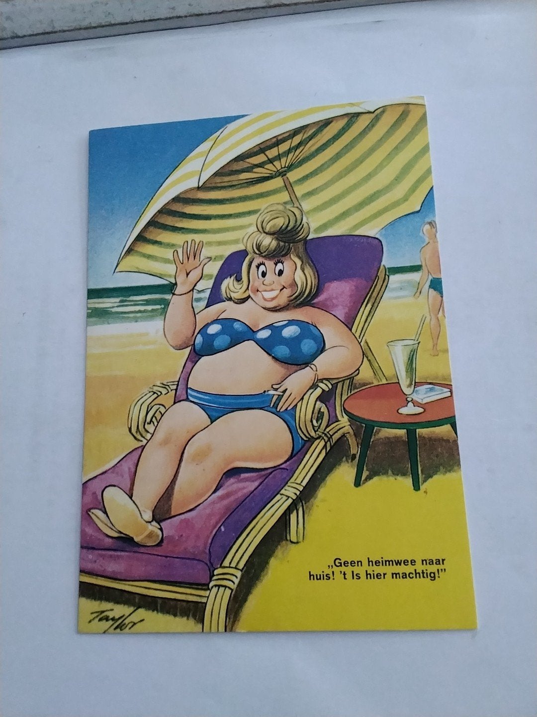 Vintage Ansichtkaart: Grappige Dame op Strandstoel, Ophalen of Verzenden, 1960 tot 1980, Gelopen