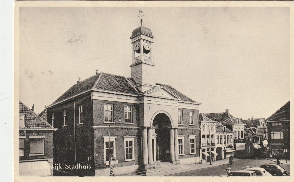 Harderwijk (Gld) - Stadhuis, ca. 1957., Verzamelen, Ansichtkaarten | Nederland, Ophalen of Verzenden, 1940 tot 1960, Gelopen, Gelderland