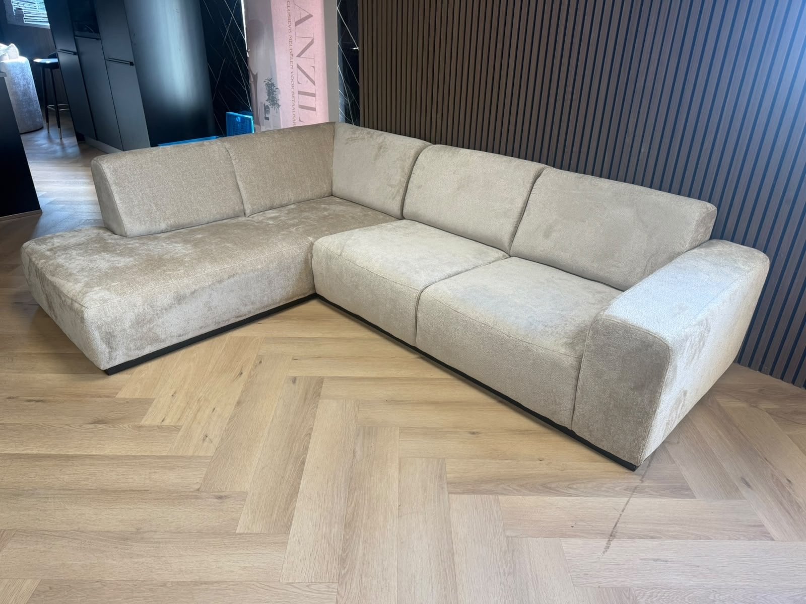 Hoekbank beige 260x190 cm - Showmodel, Huis en Inrichting, Ophalen, 250 tot 300 cm, Hoekbank, Zo goed als nieuw